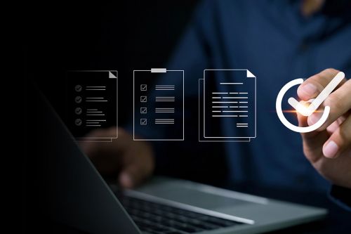 Foto: Dokumenten Icons im Hintergrund ein Laptop